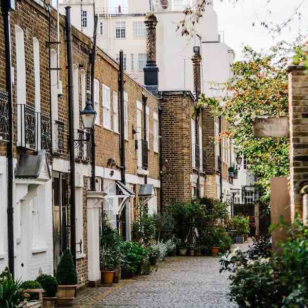 Belgravia properties with gardens and cobblestone lanes