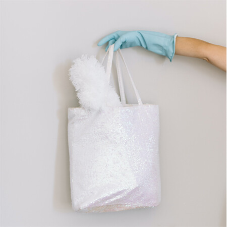 Saco com produtos de Limpeza